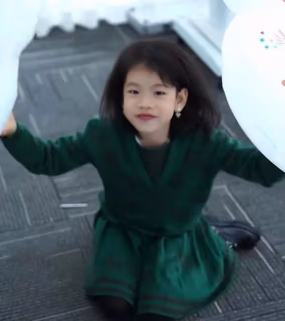 小李琳曬全家福為經超慶生，老夫老妻喝交杯酒，當眾擁吻甜齁了
