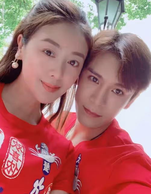 小李琳曬全家福為經超慶生，老夫老妻喝交杯酒，當眾擁吻甜齁了