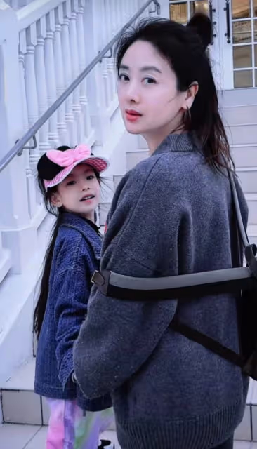 小李琳曬全家福為經超慶生，老夫老妻喝交杯酒，當眾擁吻甜齁了