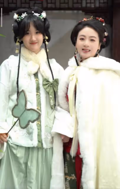 小李琳曬全家福為經超慶生，老夫老妻喝交杯酒，當眾擁吻甜齁了