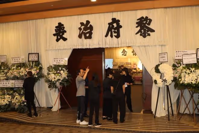 黎明詩葬禮舉行，棺木被擺滿的鮮花圍繞，陳偉霆錢小豪送花籃