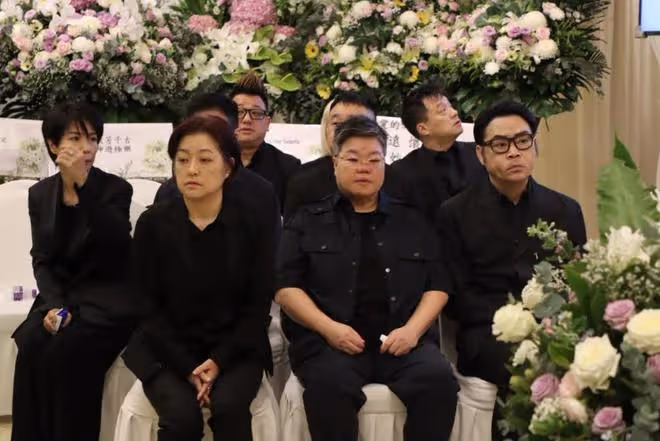 黎明詩葬禮舉行，棺木被擺滿的鮮花圍繞，陳偉霆錢小豪送花籃