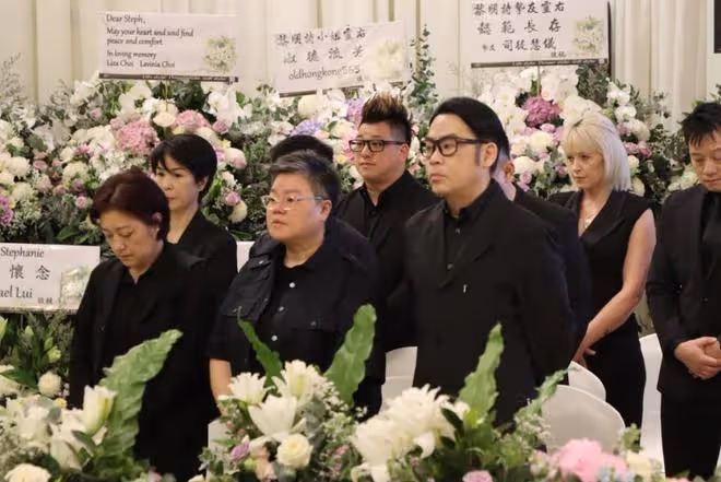 黎明詩葬禮舉行，棺木被擺滿的鮮花圍繞，陳偉霆錢小豪送花籃