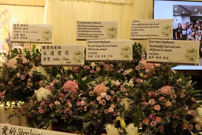 黎明詩葬禮舉行，棺木被擺滿的鮮花圍繞，陳偉霆錢小豪送花籃
