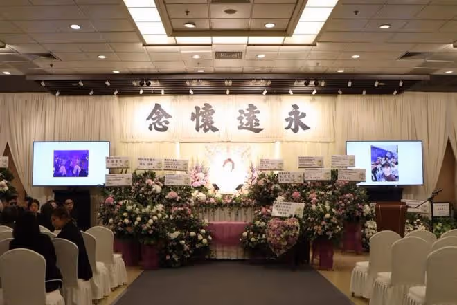 黎明詩葬禮舉行，棺木被擺滿的鮮花圍繞，陳偉霆錢小豪送花籃