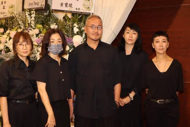 黎明詩葬禮舉行，棺木被擺滿的鮮花圍繞，陳偉霆錢小豪送花籃