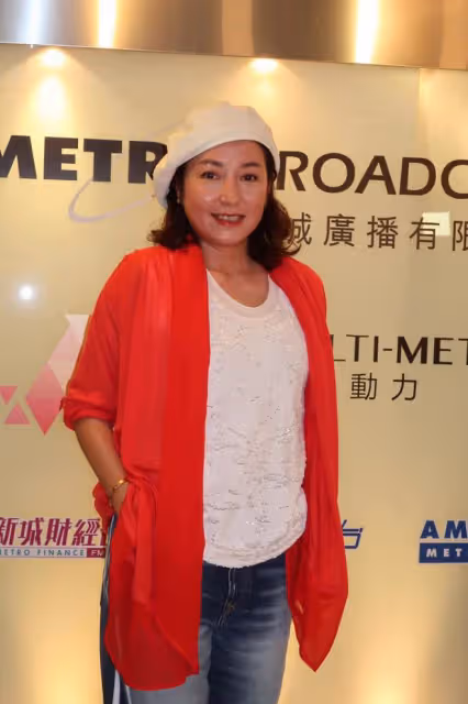 黎明詩葬禮舉行，棺木被擺滿的鮮花圍繞，陳偉霆錢小豪送花籃