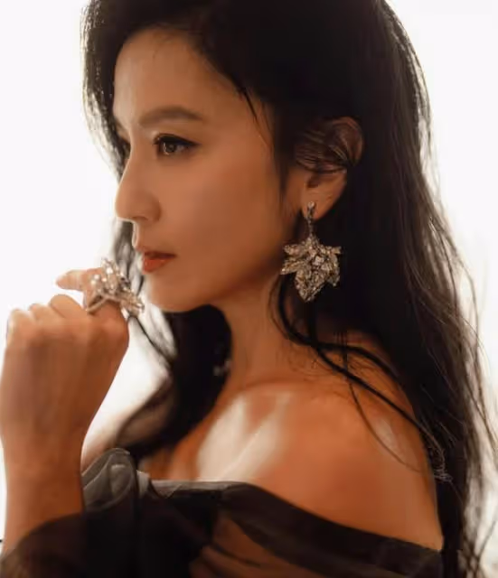 48歲林熙蕾狀態超好，和同齡閨蜜林心如保持身材，兩人氣質相當