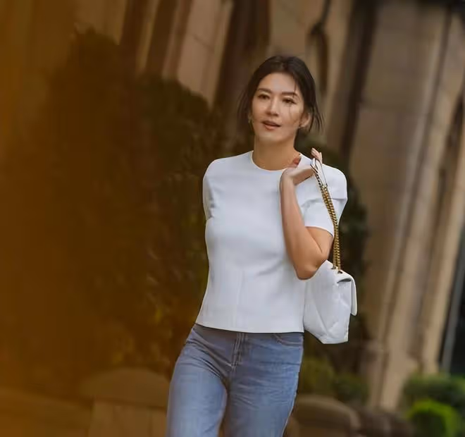 48歲林熙蕾狀態超好，和同齡閨蜜林心如保持身材，兩人氣質相當