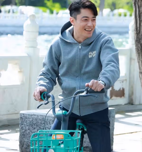 44歲霍建華騎單車，街頭買煎餅吃，和張雪迎搭戲狀態真好