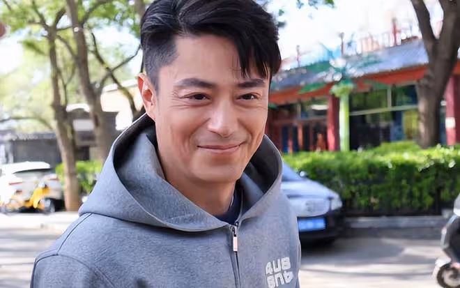 44歲霍建華騎單車，街頭買煎餅吃，和張雪迎搭戲狀態真好