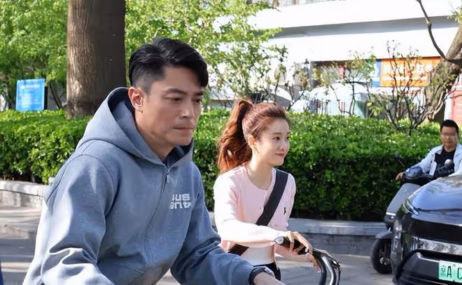 44歲霍建華騎單車，街頭買煎餅吃，和張雪迎搭戲狀態真好