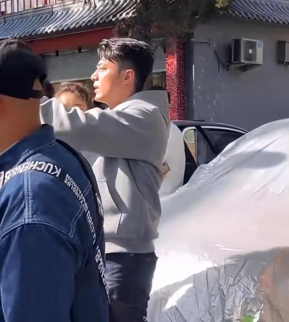 44歲霍建華騎單車，街頭買煎餅吃，和張雪迎搭戲狀態真好