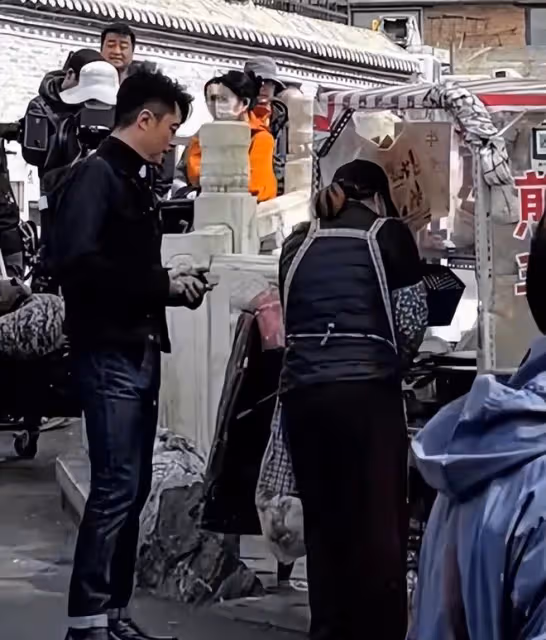 44歲霍建華騎單車，街頭買煎餅吃，和張雪迎搭戲狀態真好