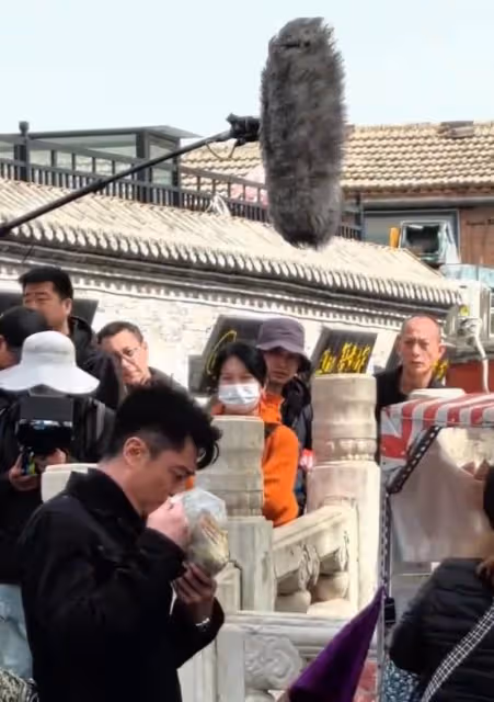 44歲霍建華騎單車，街頭買煎餅吃，和張雪迎搭戲狀態真好