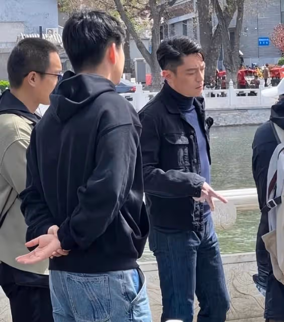 44歲霍建華騎單車，街頭買煎餅吃，和張雪迎搭戲狀態真好
