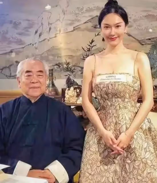 范曾徐萌婚後舉辦家宴：徐萌坐女主人席位，穿著富態很是優雅