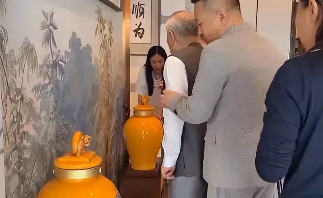 范曾徐萌婚後舉辦家宴：徐萌坐女主人席位，穿著富態很是優雅