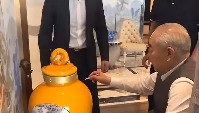 范曾徐萌婚後舉辦家宴：徐萌坐女主人席位，穿著富態很是優雅
