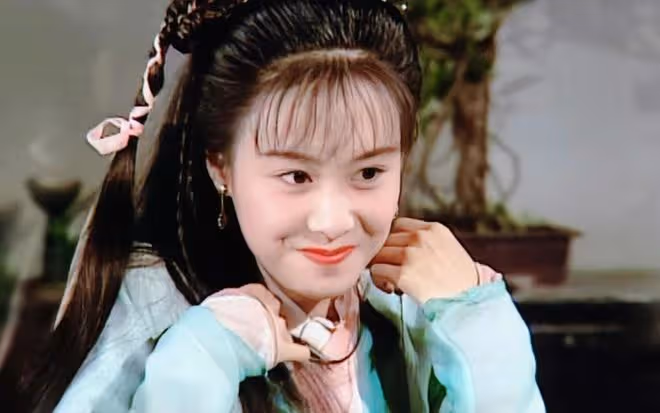 黃貫中畫展驚艷亮相,女兒黃鶯成焦點:明星後代的成長之路
