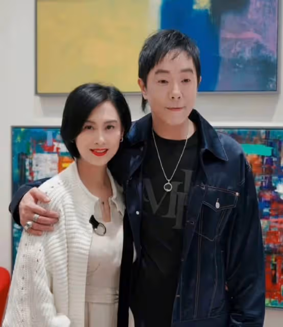 黃貫中畫展驚艷亮相,女兒黃鶯成焦點:明星後代的成長之路