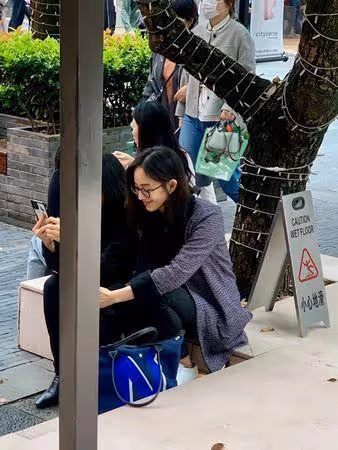 眼鏡俏發女坐路邊「甜笑超正」! 網友驚呼竟是張鈞寧:美到我窒息
