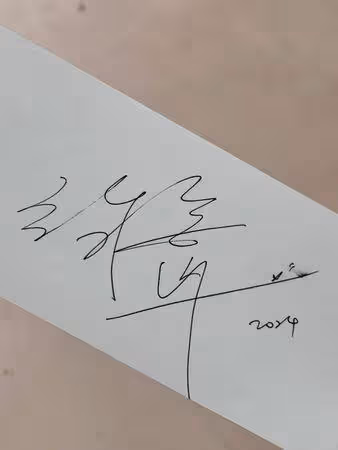 眼鏡俏發女坐路邊「甜笑超正」! 網友驚呼竟是張鈞寧:美到我窒息