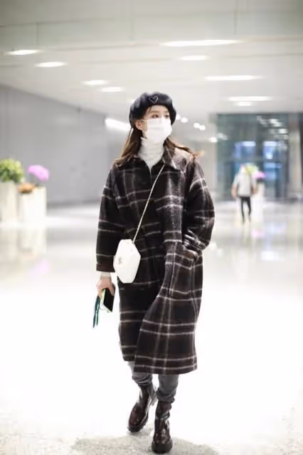 劉詩詩的長相挺溫婉的，穿復古風的大衣港味十足，太有魅力了