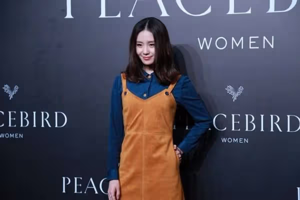 劉詩詩的長相挺溫婉的，穿復古風的大衣港味十足，太有魅力了