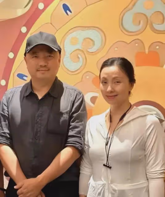 徐崢坐高鐵回上海，遭偷拍發現後態度謙遜，陶虹來接站不讓合拍