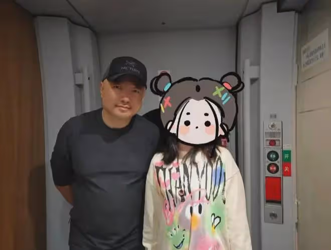 徐崢坐高鐵回上海，遭偷拍發現後態度謙遜，陶虹來接站不讓合拍