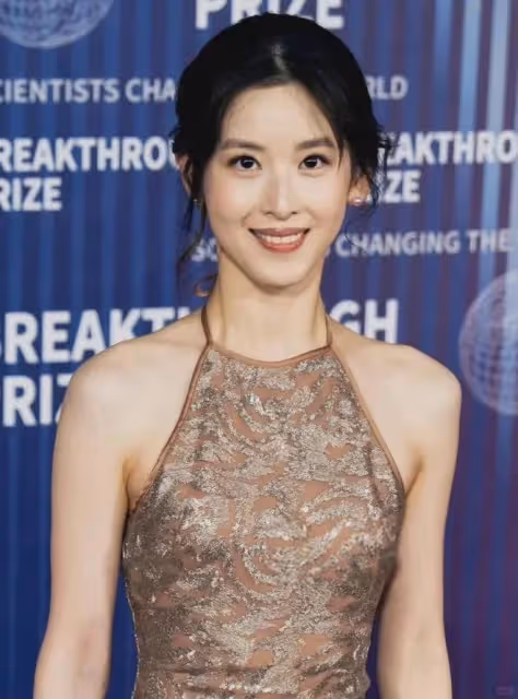 章澤天自曝有帕金森基因，開始手抖，穿衣老氣橫秋，發言通篇語病