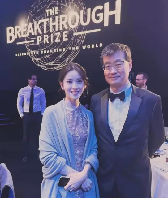 章澤天自曝有帕金森基因，開始手抖，穿衣老氣橫秋，發言通篇語病