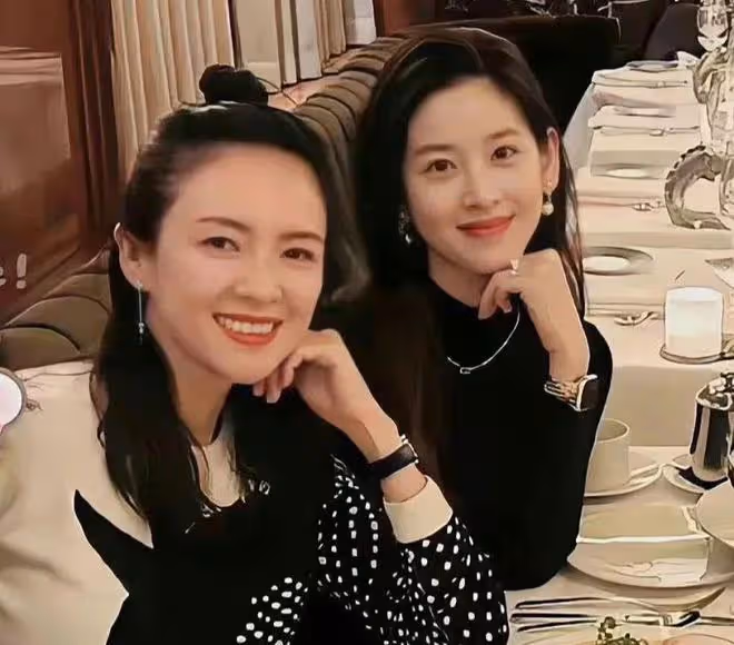 章澤天自曝有帕金森基因，開始手抖，穿衣老氣橫秋，發言通篇語病