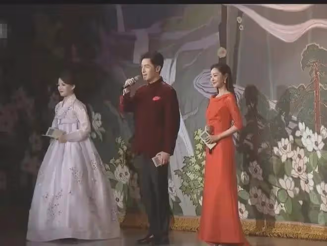 太長臉！胡歌宋軼上新聞聯播，兩人在「朝鮮」做主持人，男帥女美