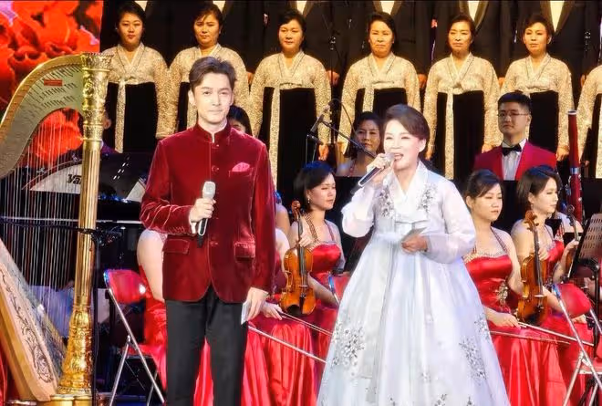 太長臉！胡歌宋軼上新聞聯播，兩人在「朝鮮」做主持人，男帥女美