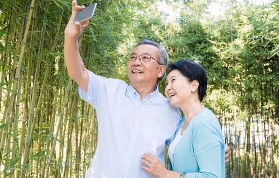 本想去兒子家小住，兒媳連著一星期回娘家，明白真相後他默默回家