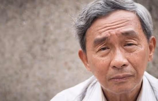 本想去兒子家小住，兒媳連著一星期回娘家，明白真相後他默默回家