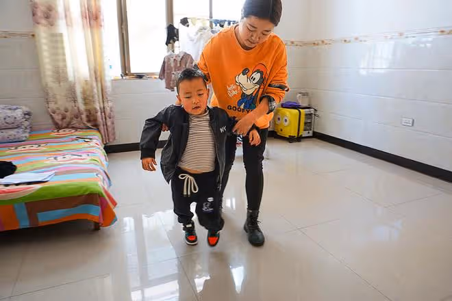 早產娃1斤多重，90後媽媽拚命給其補充營養，不料結果令她傻眼了