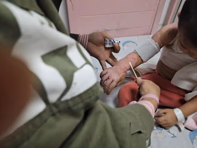 中秋團圓一家人忙碌時，廚房傳出一聲慘叫，3歲幼童出大事了