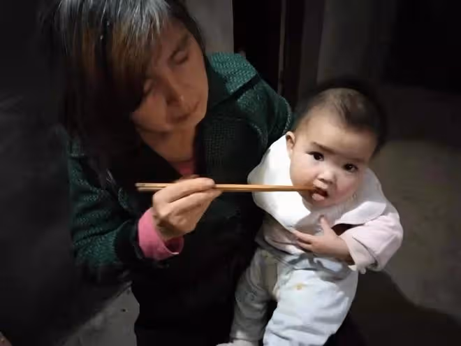 中秋團圓一家人忙碌時，廚房傳出一聲慘叫，3歲幼童出大事了