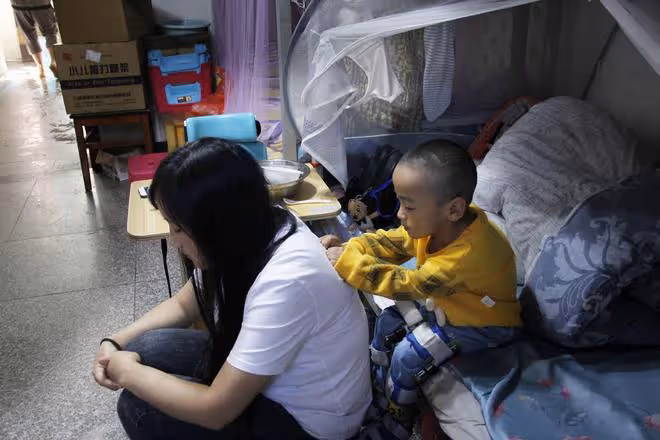剖腹產下2斤多重男嬰，3年後親眼目睹丈夫離世，90後姑娘命運多舛