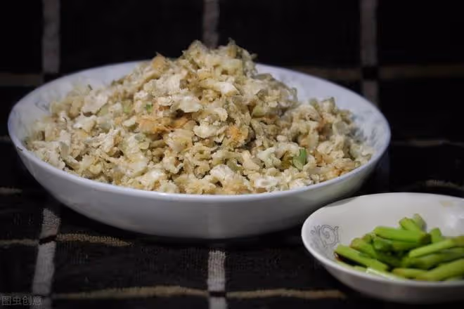6旬大媽在路邊摘野花做蒸菜美食,笑說拿肉都不換,看是啥稀罕物