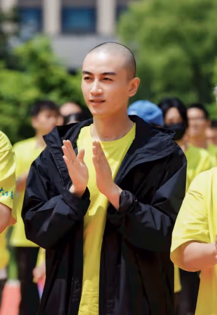 陳曉光頭造型驚艷亮相,網友熱議顏值爆表:魅力不減反增