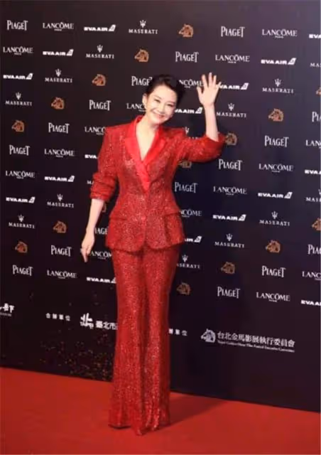 被許晴的氣質迷住了，穿西服套裝也難掩身材曲線，女人看了都羨慕