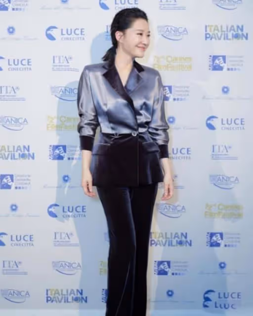 被許晴的氣質迷住了，穿西服套裝也難掩身材曲線，女人看了都羨慕