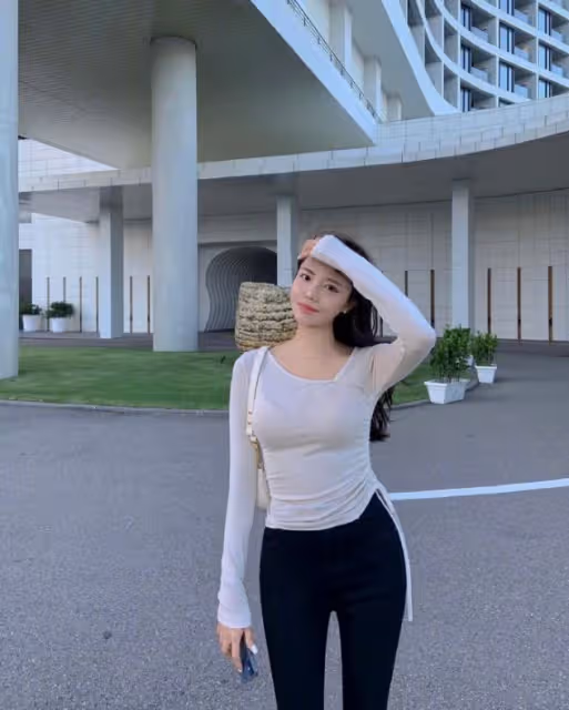 被許晴的氣質迷住了,穿西服套裝也難掩身材曲線,女人看了都羨慕