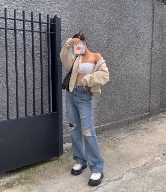 被許晴的氣質迷住了,穿西服套裝也難掩身材曲線,女人看了都羨慕