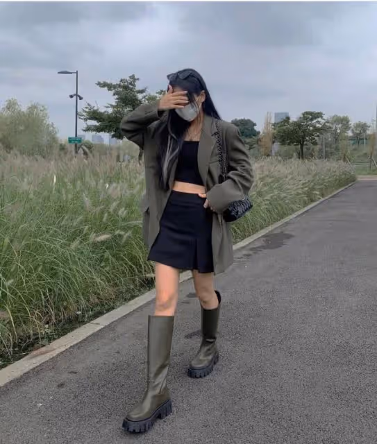 被許晴的氣質迷住了,穿西服套裝也難掩身材曲線,女人看了都羨慕