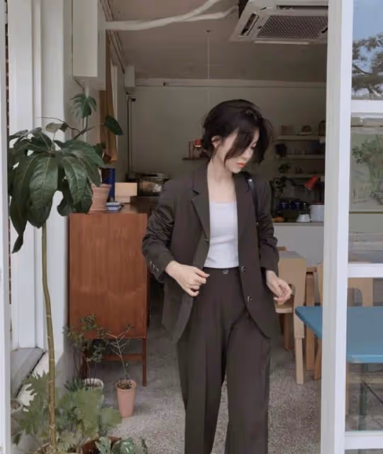 被許晴的氣質迷住了,穿西服套裝也難掩身材曲線,女人看了都羨慕